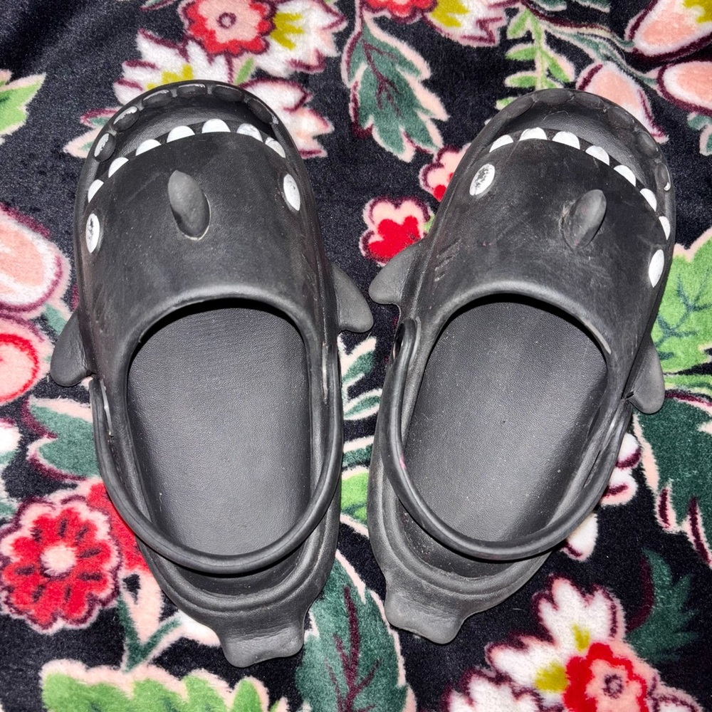 Kids Size 11/12 Black Shark Slippers Shoes Unisex Slip-On Sandals Slides Clogs - Picture 4 of 9